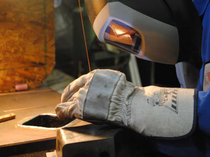 Screen shows a welder repairing a work piece with a tig welding rod